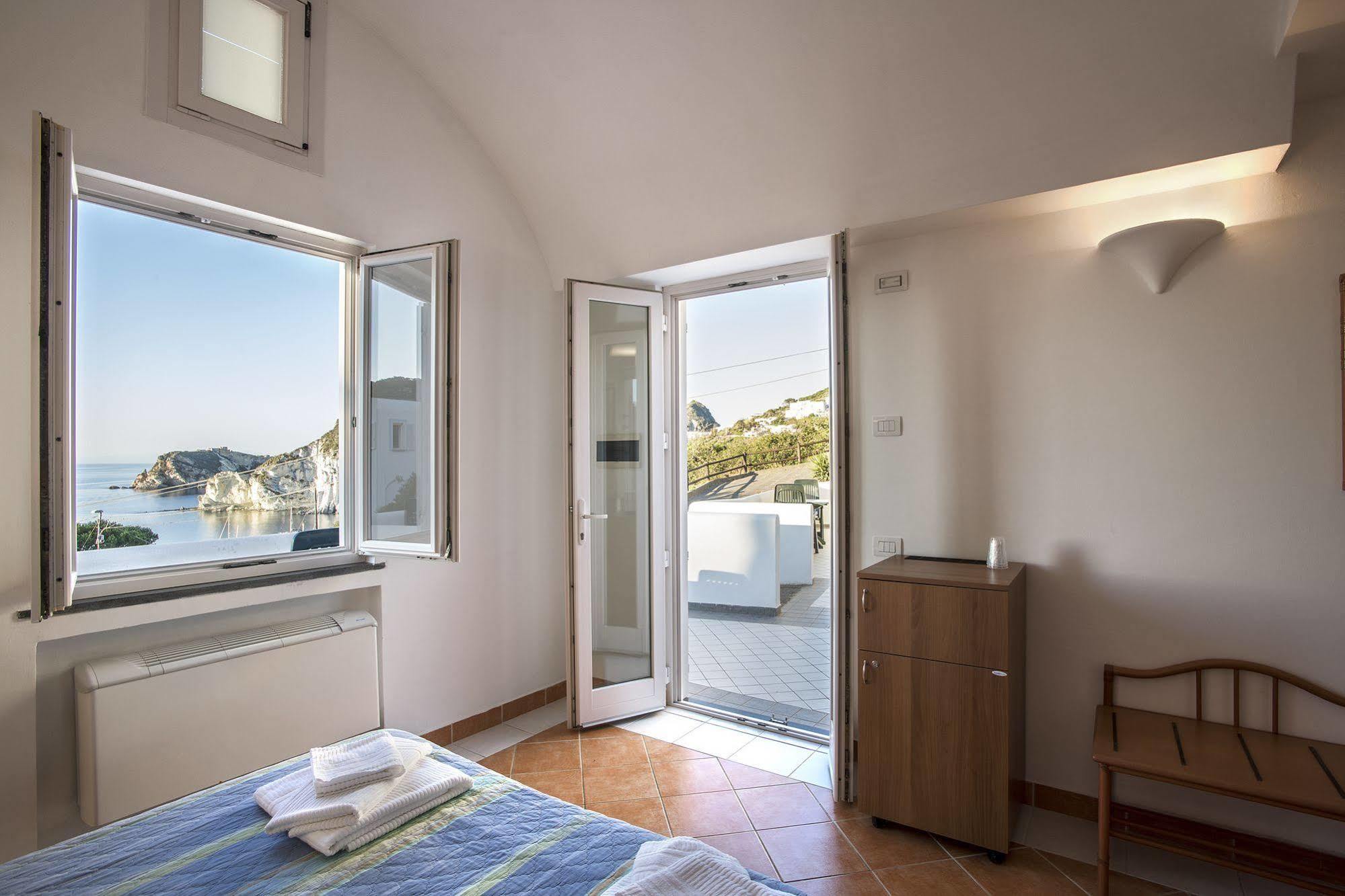 Hotel Villaggio Dei Pescatori Ponza Bagian luar foto